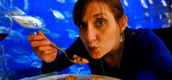 Morfale, on a mangé une paella valenciana dans un resto-aquarium